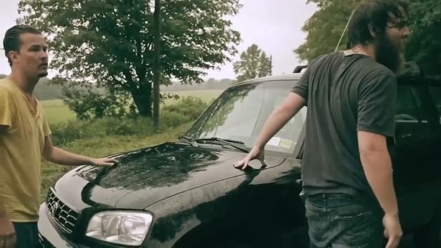 Парень Застрял в Сломанной Машине во Время Зомби-Апокалипсиса смотреть онлайн