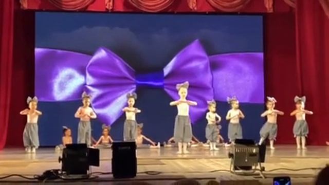 Танец Кукол ))Азбука балета ❤️я иду первая во второй части)))слева первая!#балет #волочкова #Теона смотреть онлайн
