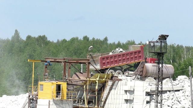 Дробилка для гранита в карьере, загрузка камня смотреть онлайн