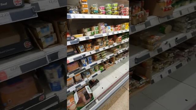 Ремонт дорог. Великобритания. Наша деревня. Уценки в магазине ко-оп. Ветренный день 18 February 202 смотреть онлайн