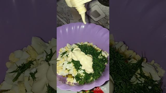 салат с фасолью,солёными огурцами и яйцами.