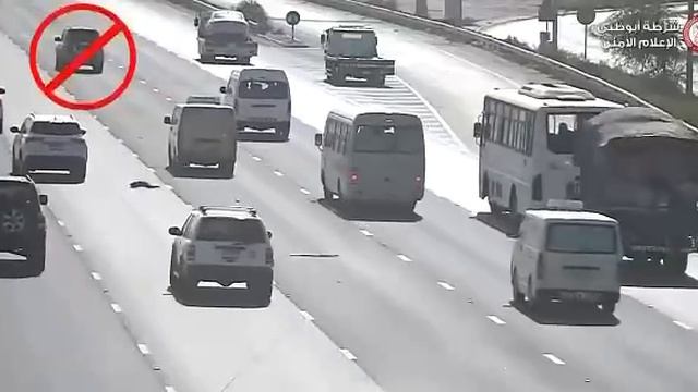 На шоссе в Абу-Даби⁠⁠ у автомобиля взорвалось колесо и началась цепная реакция. смотреть онлайн