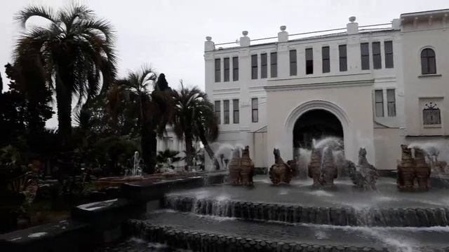 Фонтан "Грифоны" - самый красивый в Сухуме и Абхазии - около драматического театра им. Самсона Чанб смотреть онлайн