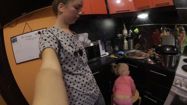 ДОЧКА красит мне ногти/ПОЮ смотреть онлайн