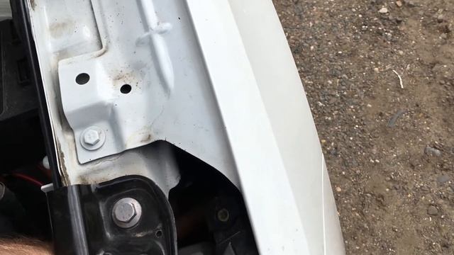 Замена (левой) лампочки ближнего света фар. Skoda rapid 1.6 (2018). смотреть онлайн