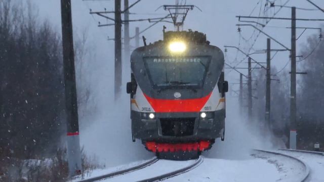 Ещё не сгоревшая ЭД4М-003709, ЭП20, ВЛ11, ЭП2Д...зима на перегоне Обнинское-Балабаново 27.12.2020 смотреть онлайн