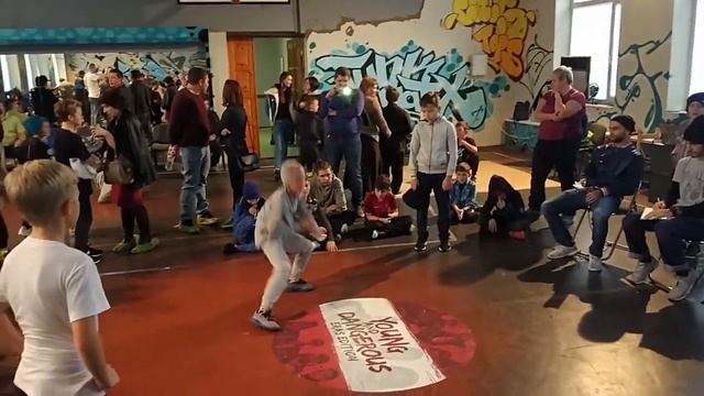 Брейк данс батл танцуют дети Young and dangerous breaking 2018 Zam Goshan смотреть онлайн