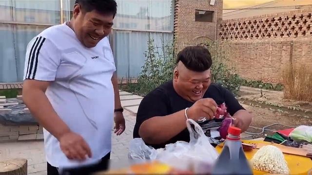 Friends gather for "outdoor barbecue" until dark смотреть онлайн