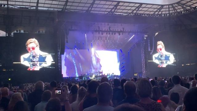 Elton John - Tiny Dancer (2020) смотреть онлайн