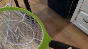 Мухобойка электрическая на батарейках