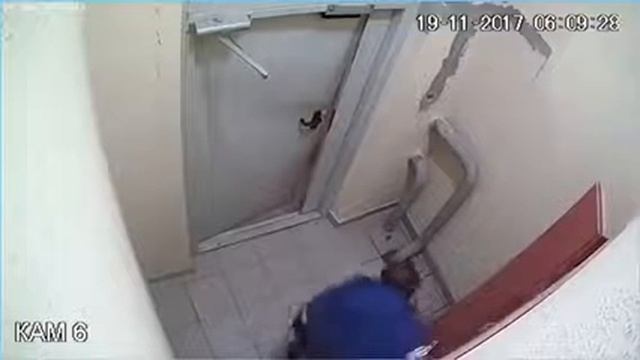 Пьяный три часа не мог выйти из подъезда смотреть онлайн