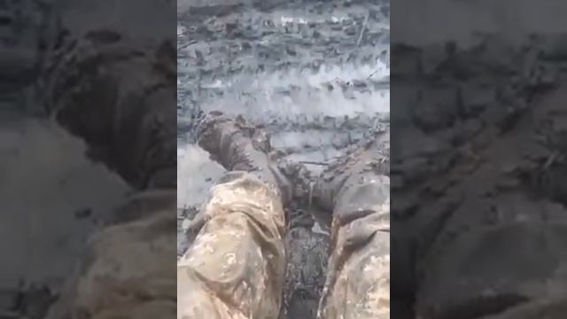 Севший в лужу ВСУшник вспомнил мудрые слова своей мамы смотреть онлайн