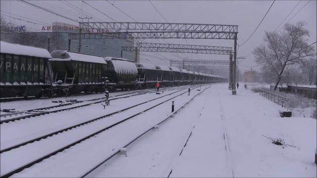 Тепловоз 2ТЭ116к-560 с товарным поездом, СПб / Dieselloc 2TE116k-560 with freight train смотреть онлайн