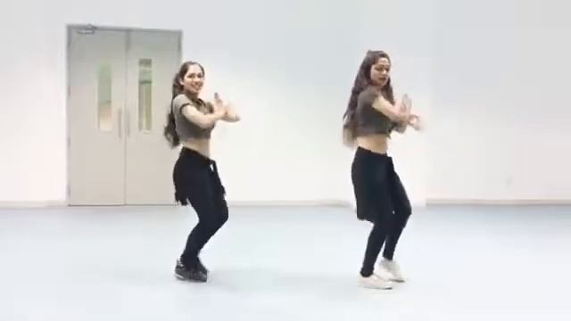 Nice dance by two girls смотреть онлайн
