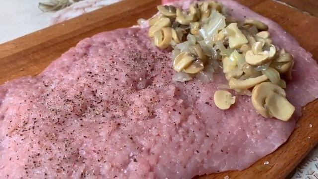 ВКУСНЫЕ СВИНЫЕ РУЛЕТИКИ С ГРИБАМИ И СЫРОМ !!! смотреть онлайн