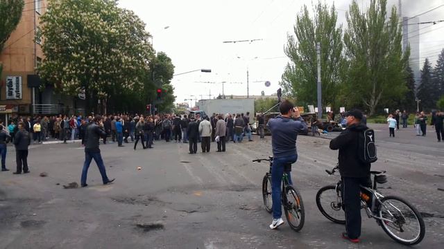 Мариуполь 09.05.2014г строит баррикады ! смотреть онлайн