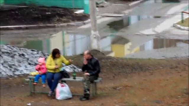Родители, которым наплевать. Курят и пьют при детях на детских площадках. смотреть онлайн