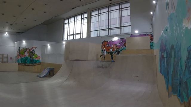 Групповое занятие по самокату с тренером семейного скейт-парка Bunny Hop Антоном Горностаевым смотреть онлайн