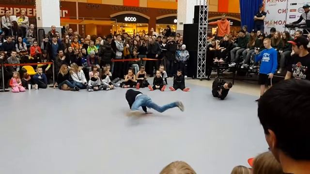 Дедушка пытается танцевать брейк данс смотреть онлайн