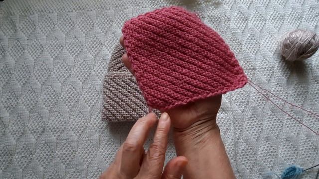 Самая популярная шапка всех времен. // Вязать легко и просто на двух спицах.// смотреть онлайн