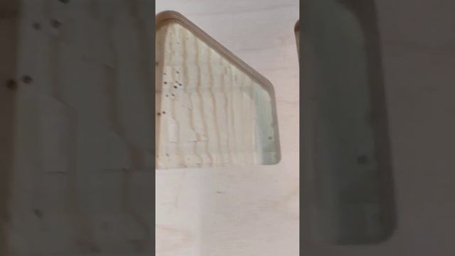 Раскрой фанеры однозаходной компрессионной фрезой на станке с ЧПУ. Результат фрезеровки смотреть онлайн