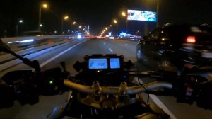 Парень на моноколесе на большой скорости в Москве