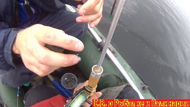 Как быстро насадить живца для ловли хищника в отвес.Насаживаем Бессмертника, для ловли на балду . смотреть онлайн