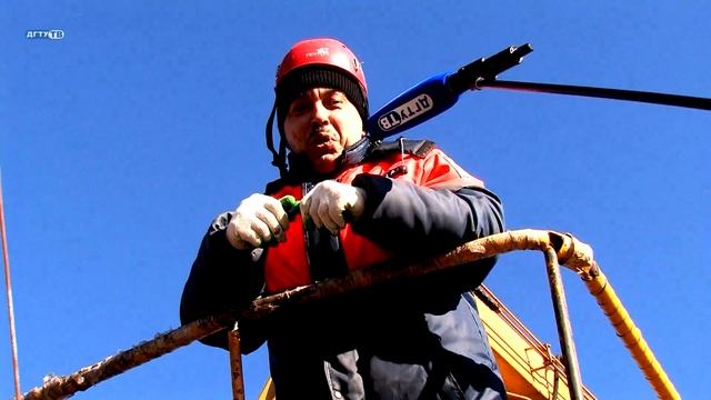 ДГТУ устанавливает новогоднюю ель смотреть онлайн