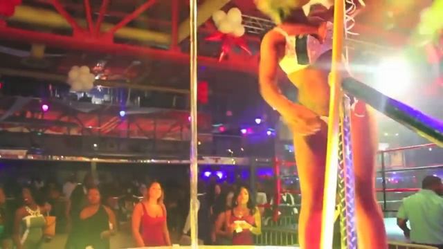 Mizhani Big Booty Twerking in Strip Club смотреть онлайн