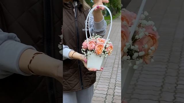 Композиция с кустовыми пионовидными розами Джульетта в сумочке #цветымосква смотреть онлайн