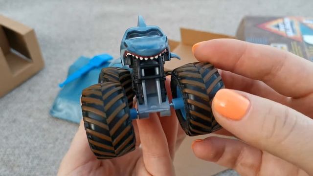 Spin Master Monster Jam Megalodon ( Распаковка, обзор ) смотреть онлайн