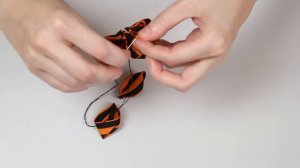 Простое украшение георгиевской ленточки с помощью подручных средств