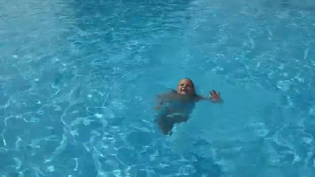 Марина научилась плавать. Глубина бассейна 165см смотреть онлайн