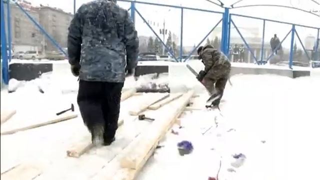 Ёлки в городе: в Новосибирске начался монтаж главного новогоднего дерева смотреть онлайн