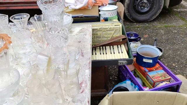 Продолжаем гулять по блошиному рынку в Чехии смотреть онлайн