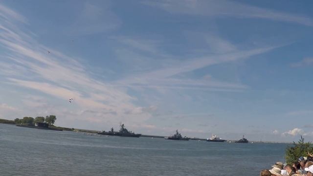 Парад Балтийского флота в честь дня ВМФ 2016 в Балтийске. Парашютисты. смотреть онлайн