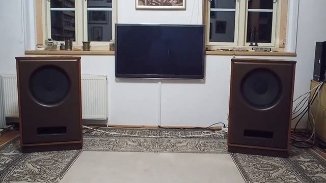 Tannoy Gold Monitor 15'' Loudspeakers In Lockwood And Lancaster Cabinets.