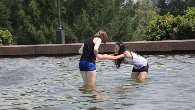 Девушки в фонтане "Радость Победы". / Girls in the fountain " Joy of Victory". смотреть онлайн