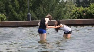 Девушки в фонтане «Радость Победы». / Girls in the fountain « Joy of Victory».