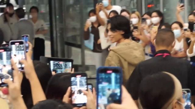 Jeff Satur @ BKK Airport #VERSACEFW2023
