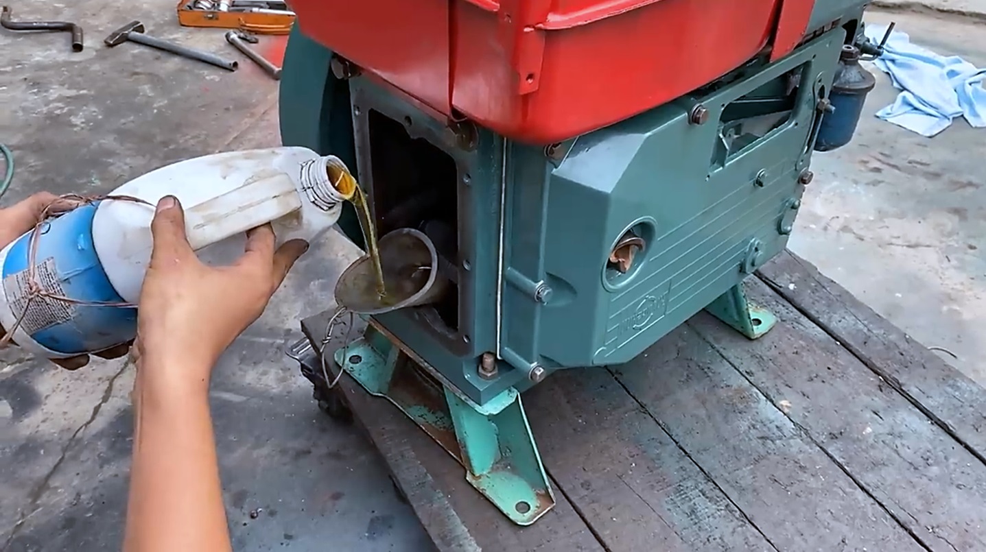 Запуск 1-но цилиндрового дизельного двигателя 1986 года. Объем: 1.1 л, мощность: 20 л.с. смотреть онлайн