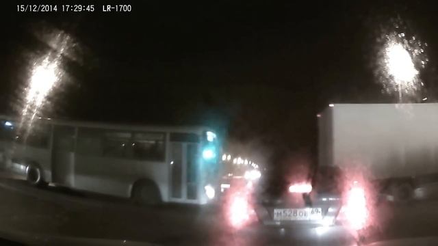 Поворот налево в месте где разрешен только направо + встречка смотреть онлайн