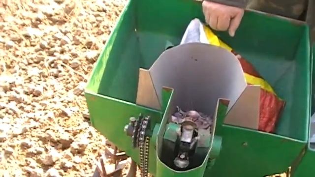 Чеснокосажалка. Садим чеснок картофелесажалкой. Часть 1 смотреть онлайн