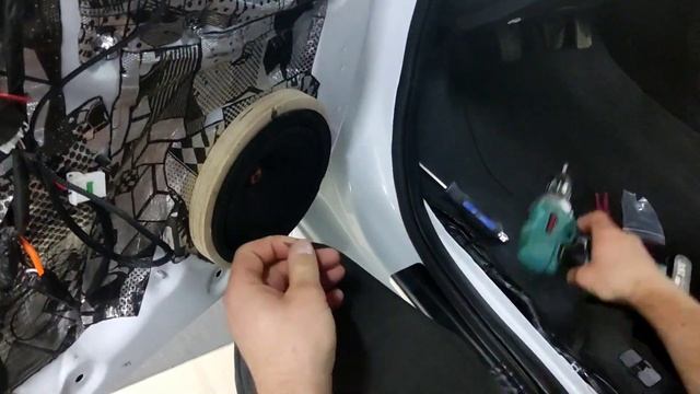 замена штатных динамиков в Hyundai Solaris на DL Audio Raven 165 смотреть онлайн