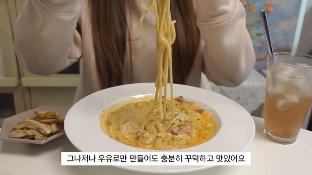 ENG)vlog?불닭볶음면에 대패삼겹살 김밥 만들어 먹고 ?마라크림파스타, 뜨끈한 김치찌개에 통돌이 목살구이, 실패한 호텔식오믈렛과  소소한 크리스마스 준비하는 집순이일상?