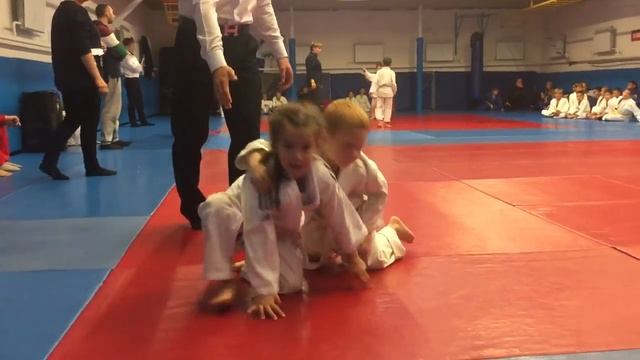 Judo kids 5 years old girl vs boy. Mila Nozdratenko Девочка 5 лет против мальчика дзюдо смотреть онлайн
