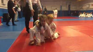 Judo kids 5 years old girl vs boy. Mila Nozdratenko Девочка 5 лет против мальчика дзюдо