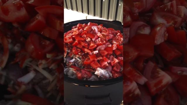 Мясо, лук и помидоры в казане смотреть онлайн