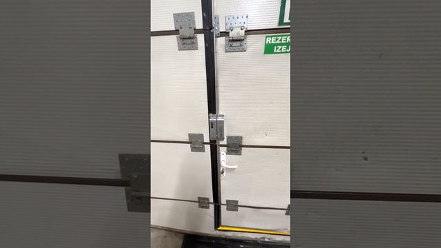 Установка беспроводного замка на гаражную подъемную дверь с управлением из домофона Hikvision смотреть онлайн