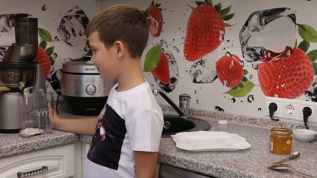 Банановый смузи // Или один из способов как порадовать своих близких // Смузи из банана // смотреть онлайн